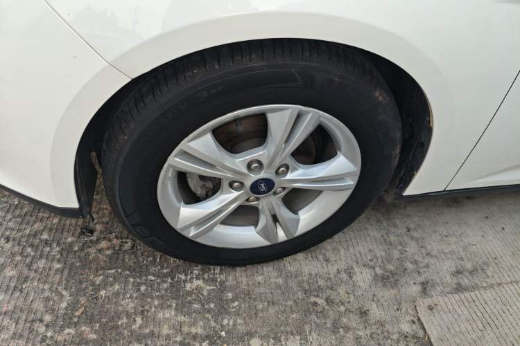 Used Ford Focus 2015 Hatchback 1.6L Automatic Comfort Model Left Front Wheel Hub