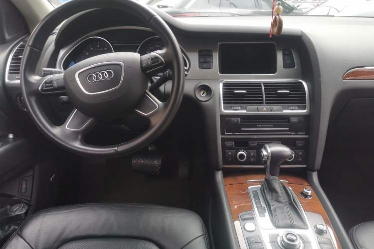 Used Audi Q7 2014 35 TFSI Sport Edition Center Console