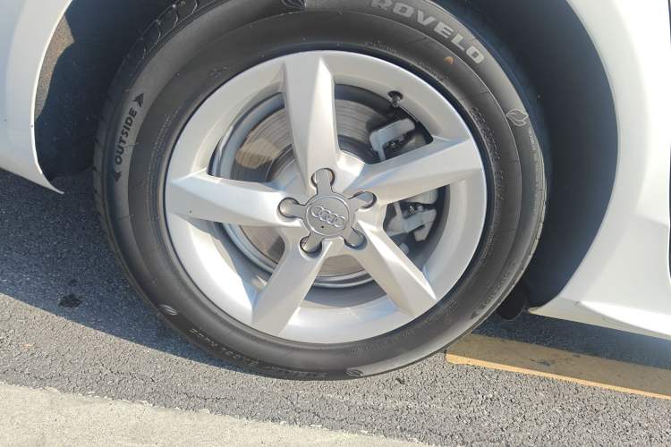 Used Audi A4L 2016 30 TFSI Automatic Comfort Model Right Rear Wheel Hub