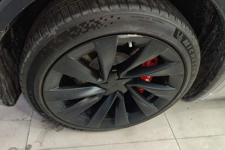 Used Tesla Model Y 2025 Long-Range All-Wheel Drive First Edition Exterior 4