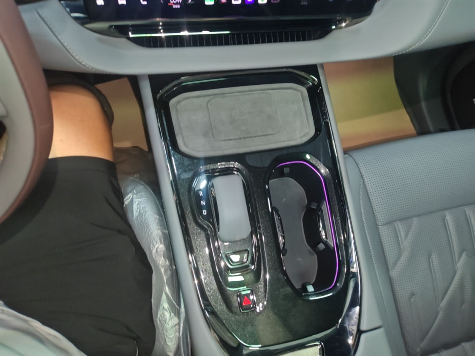 Zeekr 009 2024 Six-Seat Executive Version 4WD 108 kWh — снимка 18