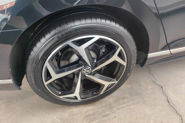 Used Volkswagen Magotan 2023 2 Million Units Limited Edition 330TSI DSG Leading Version Right Rear Wheel Hub