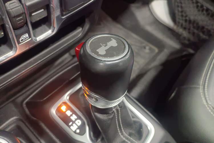 Used Jeep Wrangler 2019 2.0T Sahara Four-Door Brilliant Top Version China VI Emission Standard