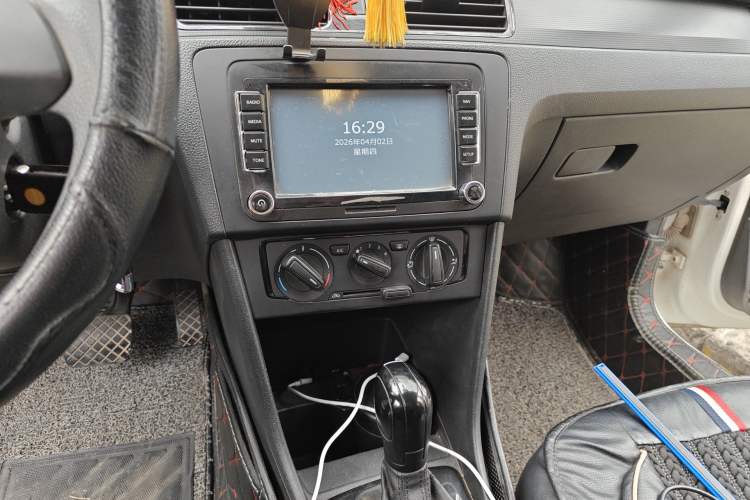 Used Volkswagen Santana 2013 1.6L Automatic Fashion Edition Audio And AC Panel