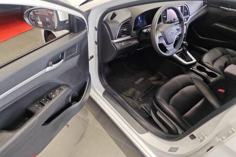 Used Hyundai Elantra (6th Generation / Lingdong) 2016 1.6L Automatic ZhiXuan – Elite Version Interior 3