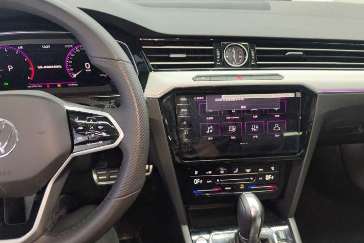 Used Volkswagen Magotan 2025 Zhongxiang Version 330TSI DSG Luxury Edition Audio And AC Panel