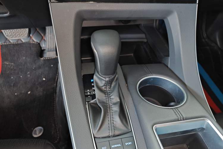 Used Toyota Avalon 2019 Dual-Engine 2.5L XLE Prestige Version China VI Standard
