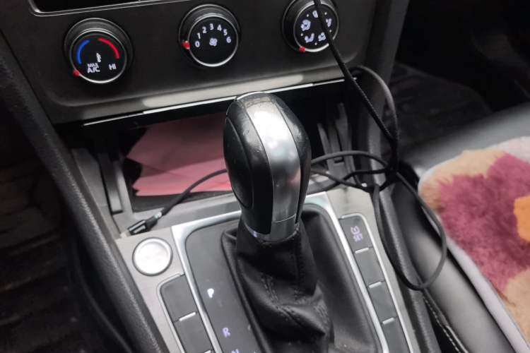 Used Volkswagen Golf 2014 1.4TSI Automatic Luxury Model Gear Lever