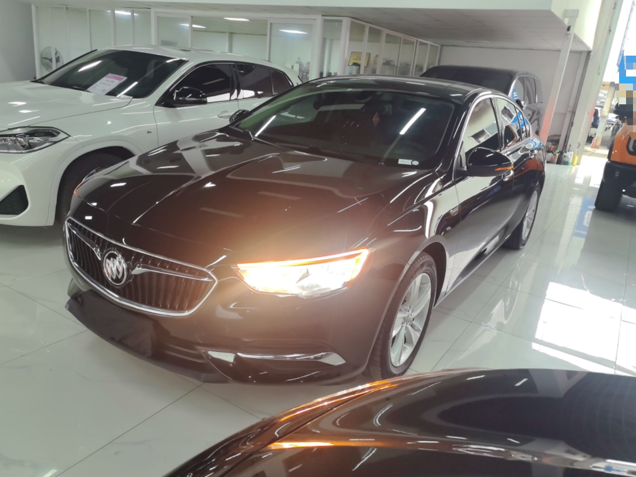 Под передней частью автомобиля