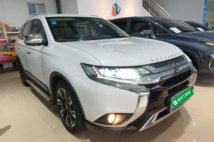 Used Mitsubishi Outlander 2019 2.4L Two-Wheel Drive ZhiXing Version 5 Seats China V Emission Standard