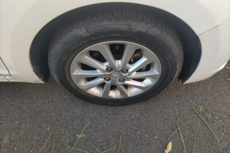 Used Hyundai Verna (new generation) 2016 1.4L Manual Cool Edition GLS Right Front Wheel Hub