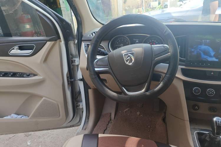 Used Baojun 730 2016 Revised 1.5L Manual Standard Version 7 Seats China V Emission Standard Steering Wheel