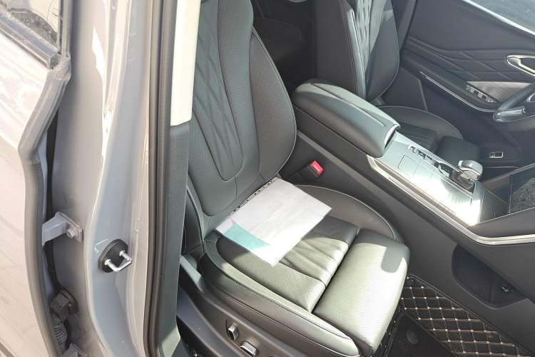 Used Hongqi HS7 PHEV 2024 2.0T PHEV Four-Wheel-Drive Flagship Edition 6 Seats
