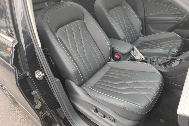 Used Volkswagen Tiguan L 2024 330TSI Automatic Two-Wheel Drive R-Line Enhanced Edition Right Front Seat