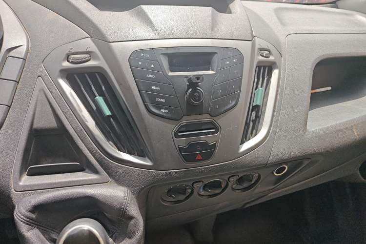 Used Ford Transit 2017 2.0T Diesel Multi-Purpose Commercial Vehicle Short Wheelbase Low Roof China V Standard