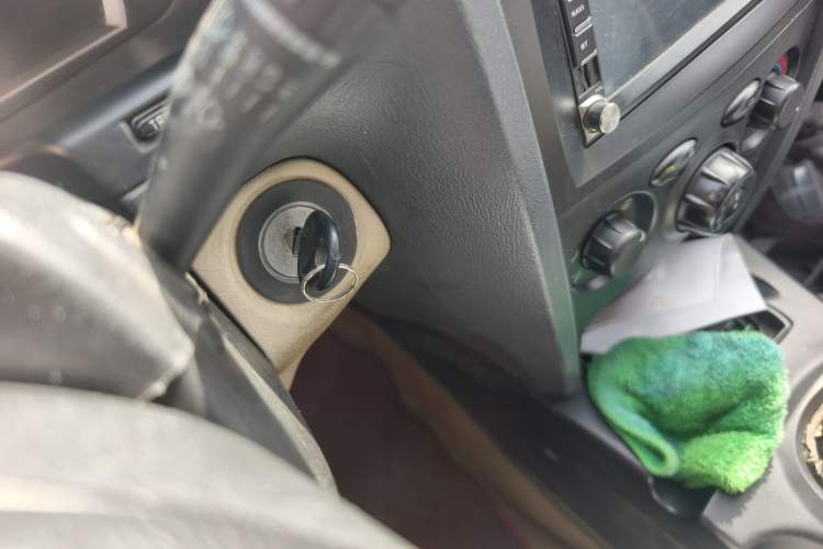 Used Huatai Santa Fe Classic 2012 2.0L Gasoline Manual Two-Wheel Drive with Sunroof Vehicle Key