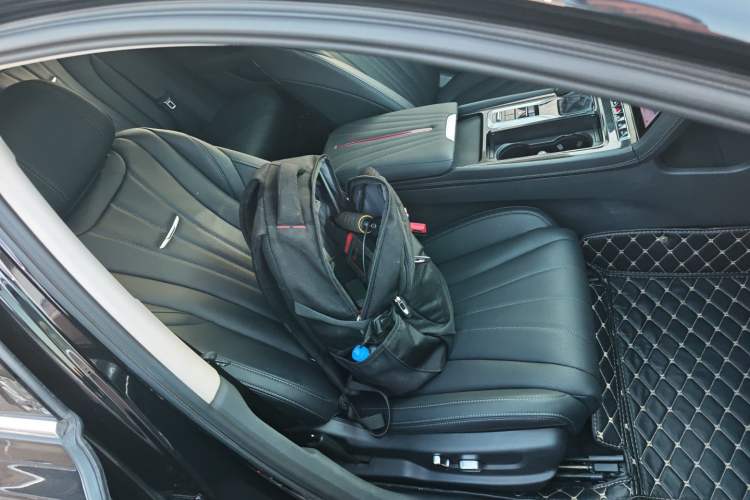 Used Hongqi H5 2023 2.0T Automatic Smart Connect Flagship Edition Right Front Seat