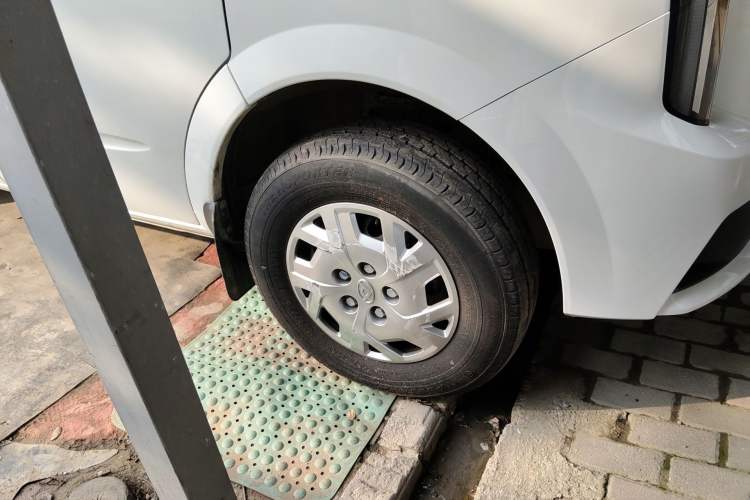 Used SAIC MAXUS Xintu V80 2024 Aotong Value Edition 6AMT Short Wheelbase Mid-Roof Model 127 Ps 5/6 Seats
