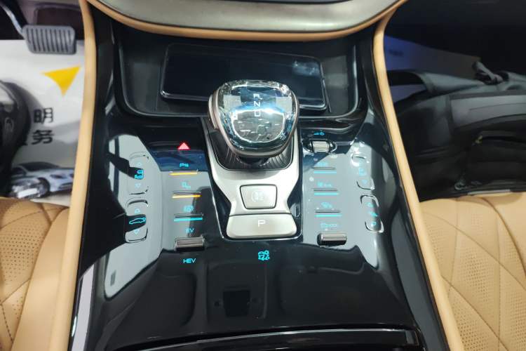 Used Denza D9 2023 DM-i 965 Luxury Model