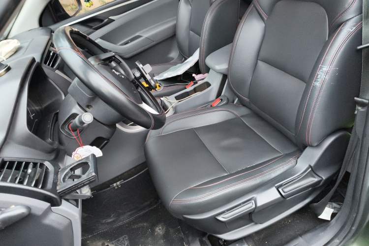 Used SAIC MAXUS T60 2017 2.8T Diesel Manual Two-Wheel Drive High-Ride Comfort Version Standard Cabin China V Emission Standard Left Front Seat