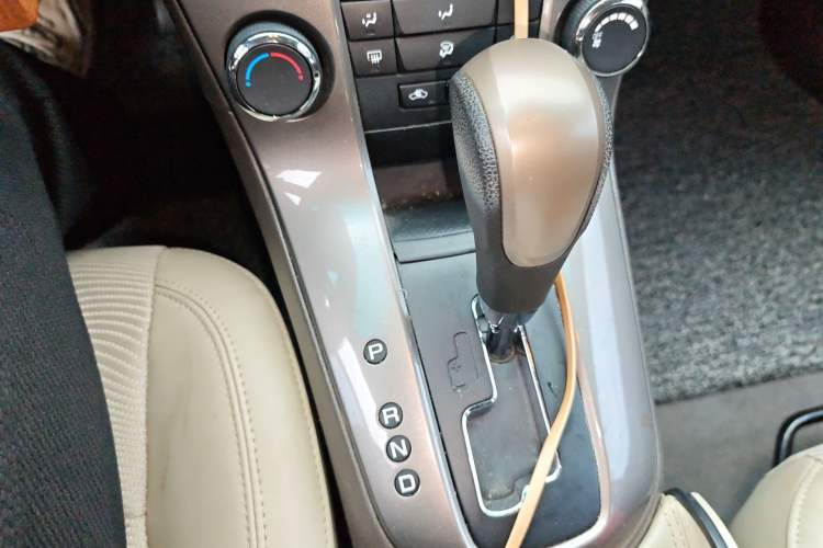 Used Chevrolet Cruze 2015 1.5L Classic SE AT Gear Lever