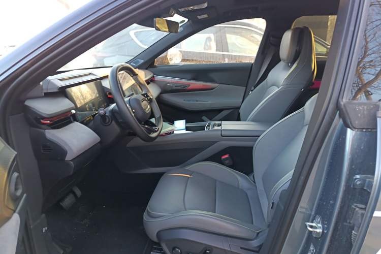 Used Lynk & Co 08 EM-P 2025 220 km All-Wheel-Drive Performance Halo
