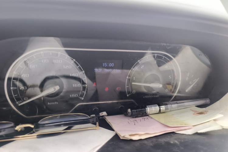 Used SAIC MAXUS Xintu V80 2019 2.5T Classic AMT Van Long Wheelbase Mid-Roof Design 2/3 Seats Instrument Cluster