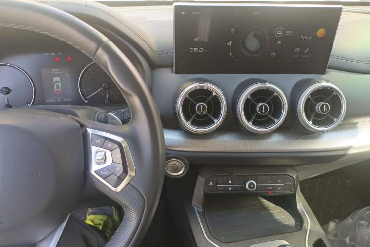 Used Wey VV5 2020 1.5T Two-Wheel Drive Color Pioneer
