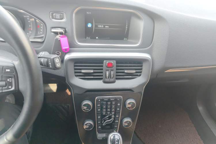 Used Volvo V40 2017 T3 Zhiyi Edition Audio And AC Panel