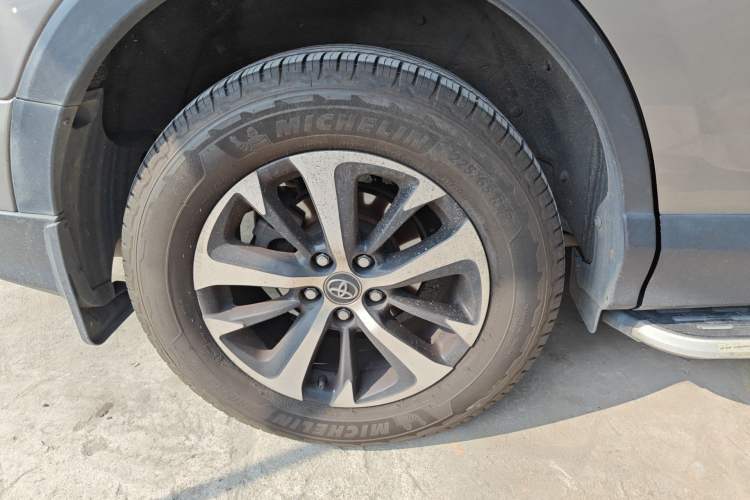 Used Toyota RAV4 2019 2.0L CVT Two-Wheel Drive Luxury Version China VI Standard
