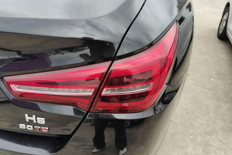 Used Hongqi H5 2022 Classic Model Facelift 1.5T DCT Qiyun Edition Right Rear Taillight