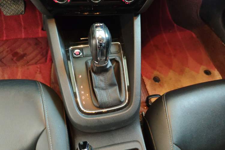 Used Volkswagen Sagitar 2018 280TSI DSG Ignite Edition Gear Lever