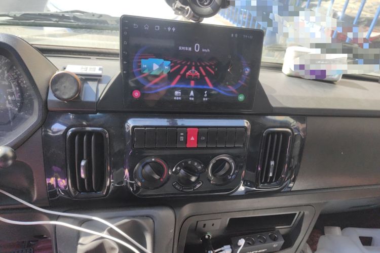 Used Iveco Daily 2023 2.5T V40 Van Long Wheelbase Mid-Roof Design Dual Tires Side-Swing Doors 2-3 Seater