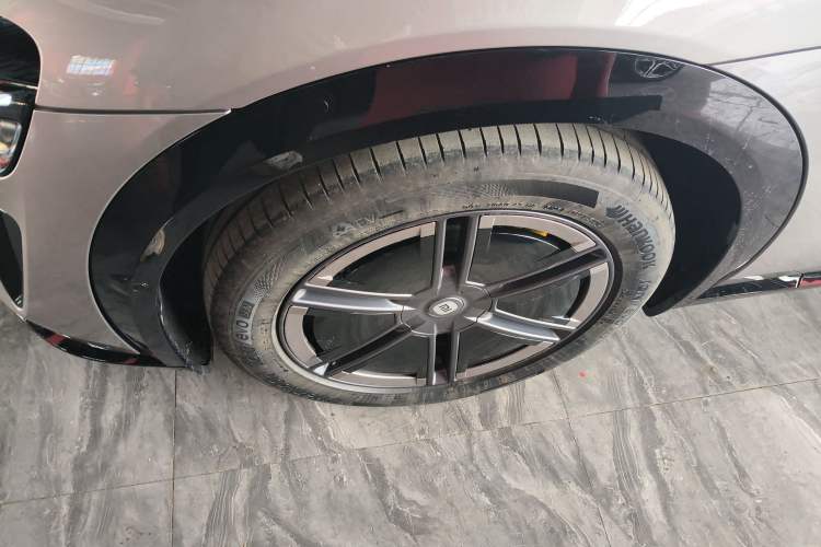 Used Xiaomi Auto YU7 2025 Ultra-Long Range All-Wheel Drive Pro Version Left Front Wheel Hub