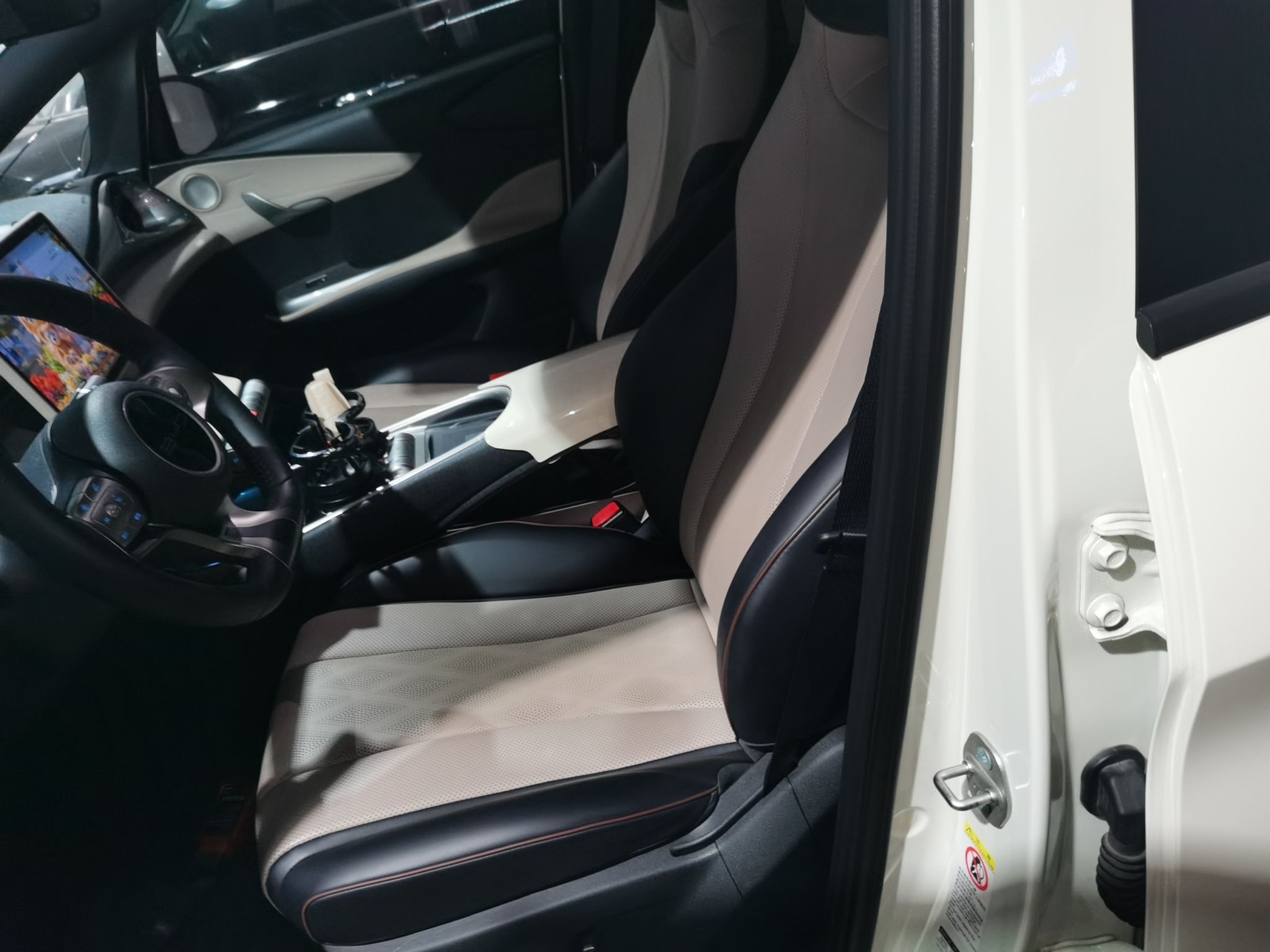 المقاعد الأمامية داخل السيارة