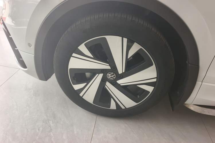 Used Volkswagen Tiguan L 2023 Restyled 330TSI Automatic Two-Wheel Drive R-Line Enhanced Comfort Version Left Front Wheel Hub