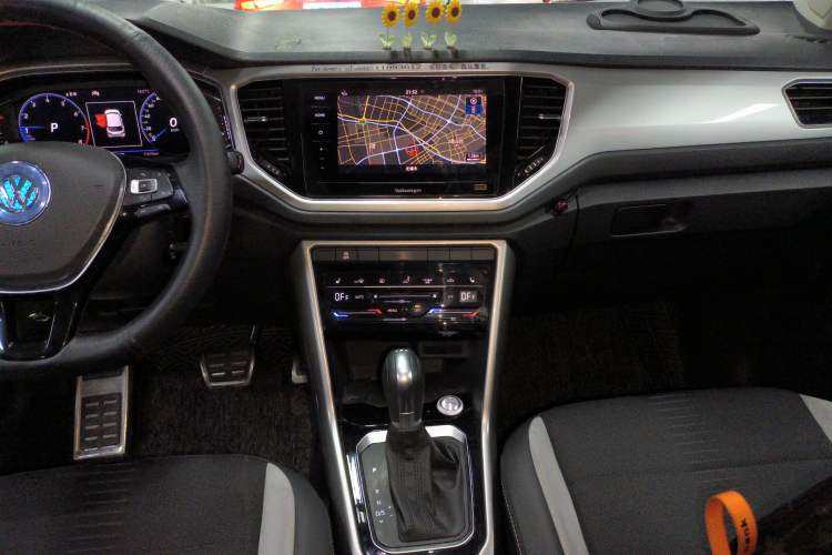 Used Volkswagen T-ROC 2020 230TSI DSG Two-Wheel Drive Advanced Version Audio And AC Panel