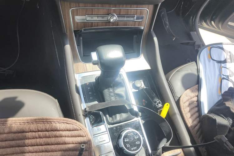 Used Roewe RX8 2019 30T Smart Connectivity Four-Wheel Drive Supreme Flagship Edition Gear Lever