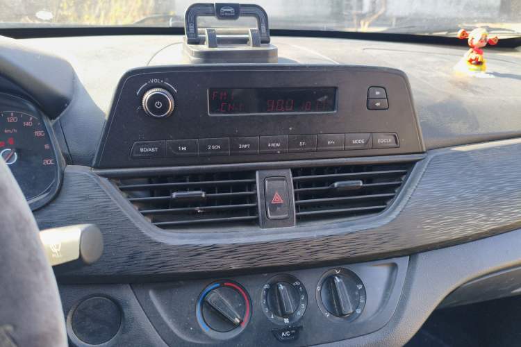 Used Baojun 310 2020 1.2L Manual Comfort Edition Audio And AC Panel