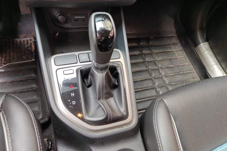 Used Hyundai ix25 2015 1.6L Automatic Two-Wheel Drive Smart GLS Trim Gear Lever