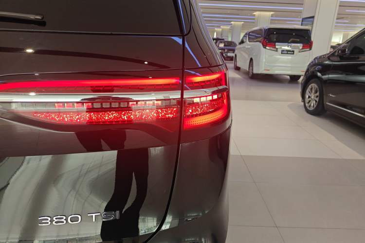 Used Volkswagen Viloran 2024 380TSI Luxury Edition Right Rear Taillight