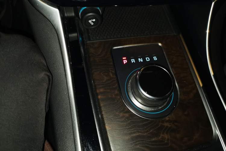 Used Jaguar XFL 2018 XFL 2.0T 250 PS Luxury Edition Gear Lever