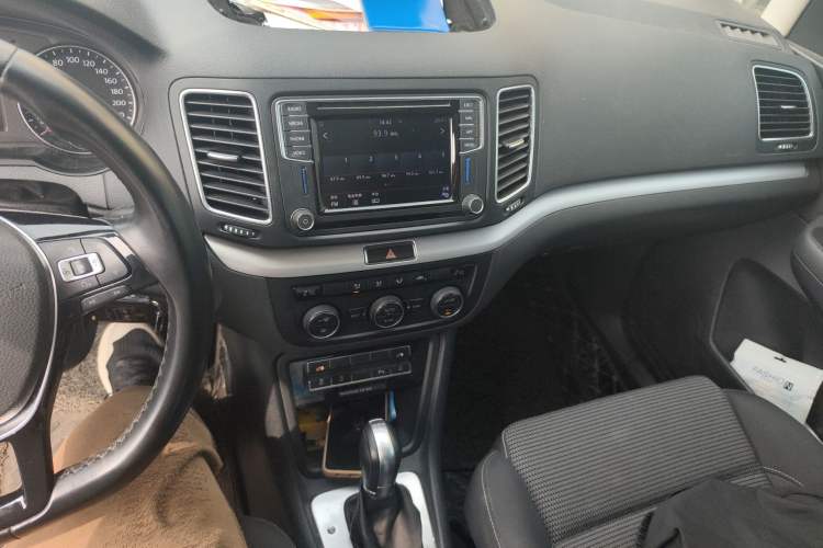 Used Volkswagen Sharan 2018 380TSI Comfort Edition 7-Seater Audio And AC Panel