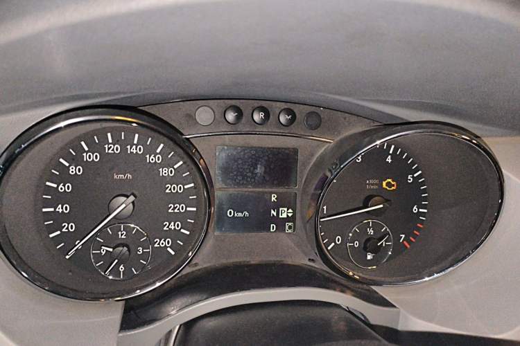 Used Mercedes-Benz R-Class 2007 R 350 L 4MATIC Odometer Close Up