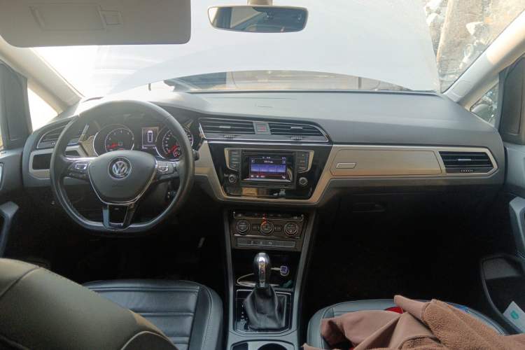 Used Volkswagen Touran 2016 Volkswagen Touran L 280TSI DSG Comfort Edition Center Console