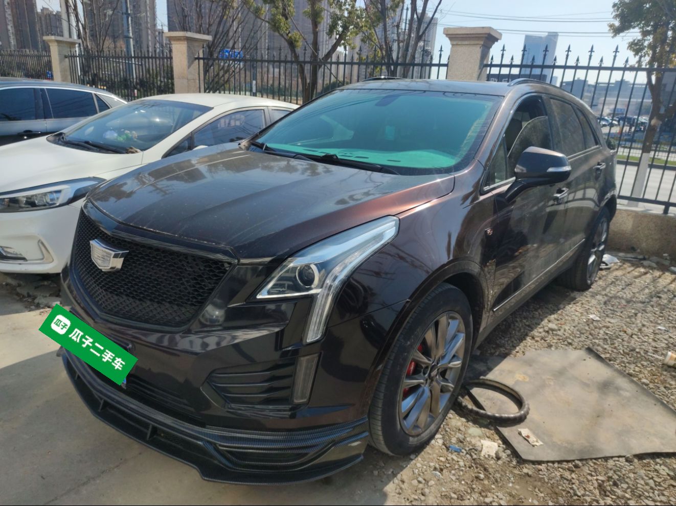 تحت مقدمة السيارة