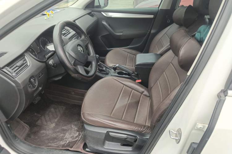 Used Skoda Octavia 2016 1.6L Automatic Front-Wheel Drive Model Left Front Seat