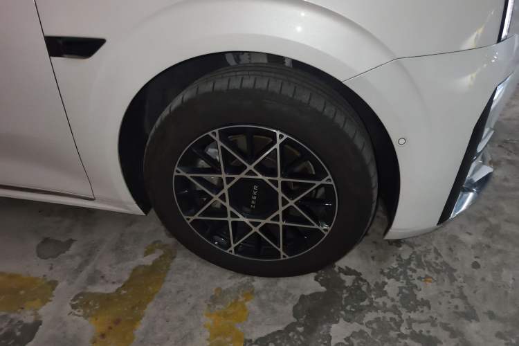 Used Zeekr 009 2024 Six-Seat Executive Version 4WD 108 kWh Right Front Wheel Hub