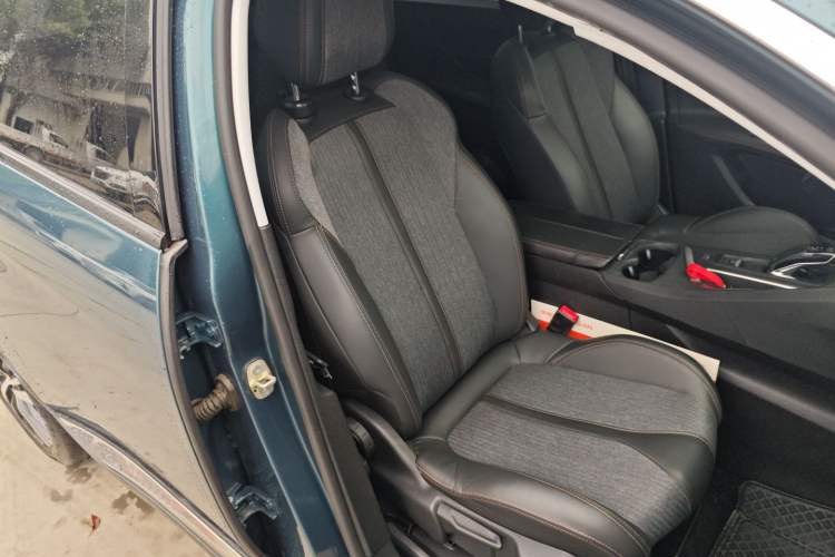 Used Peugeot 5008 2017 350THP 7-Seater Elite Edition Right Front Seat