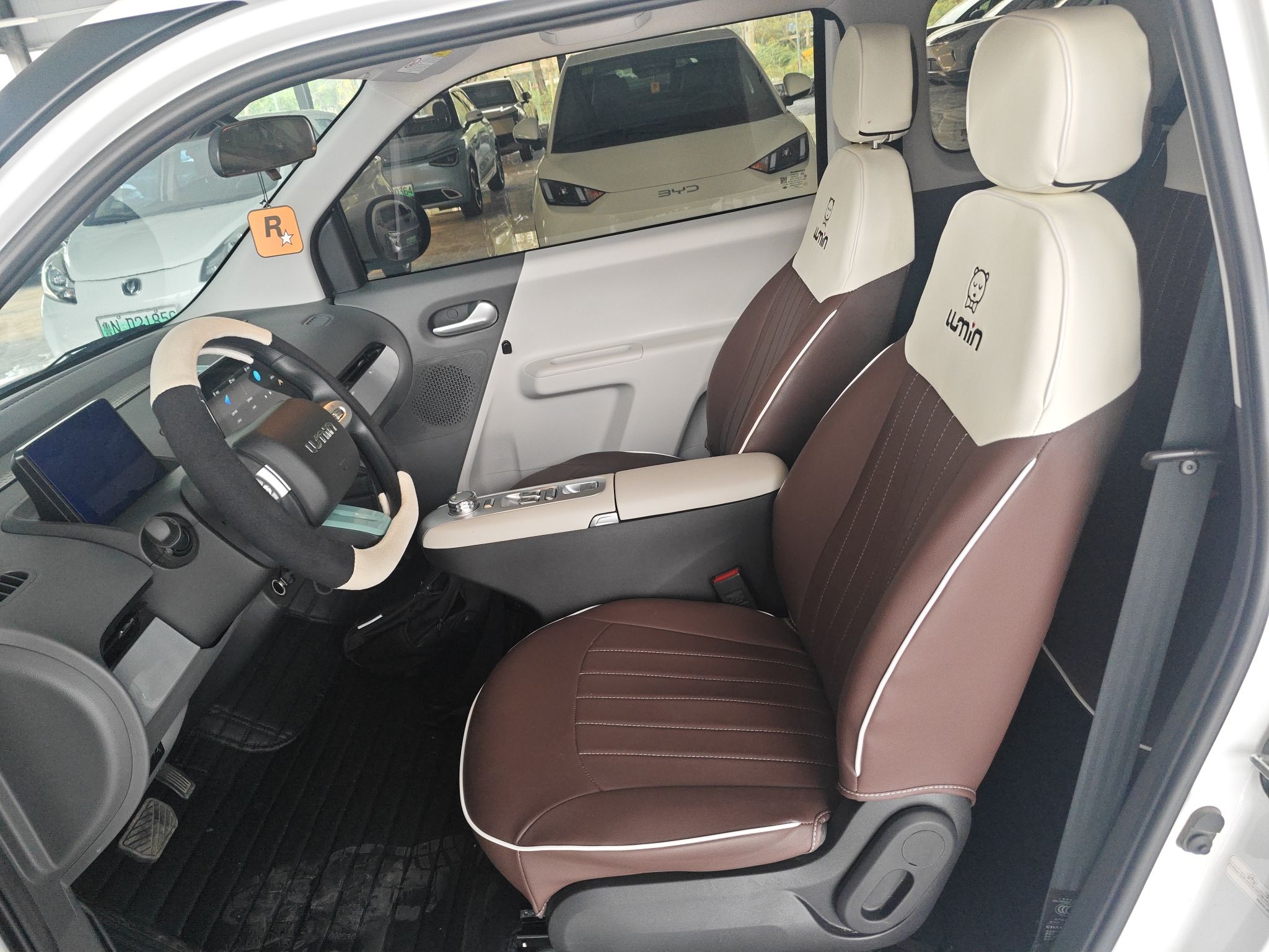 المقاعد الأمامية داخل السيارة